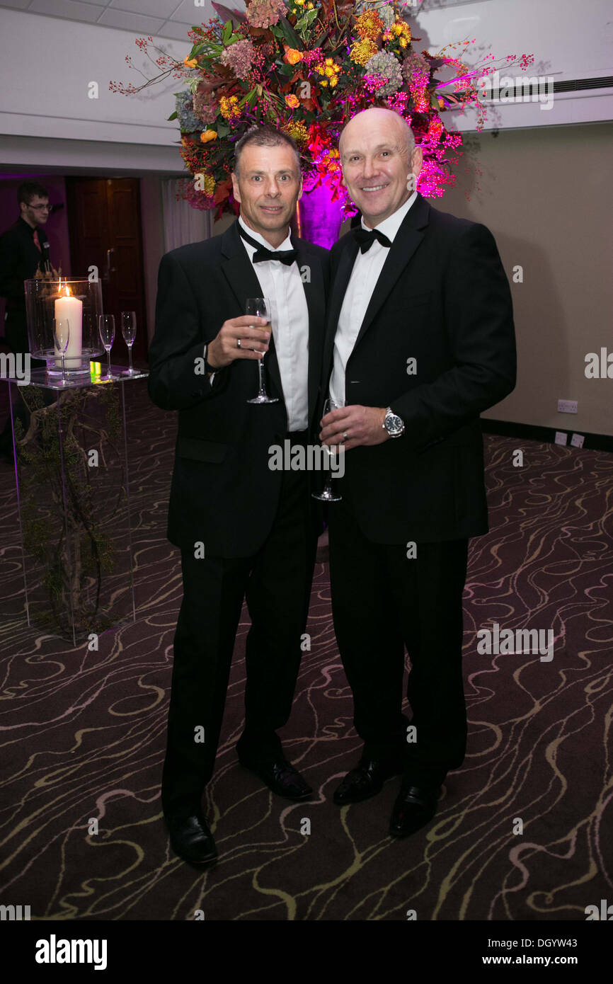 Ehemalige Fußball-Schiedsrichter Mark Halsey (l) und ehemalige Manchester United Co-Trainer Mike Phelan Stockfoto