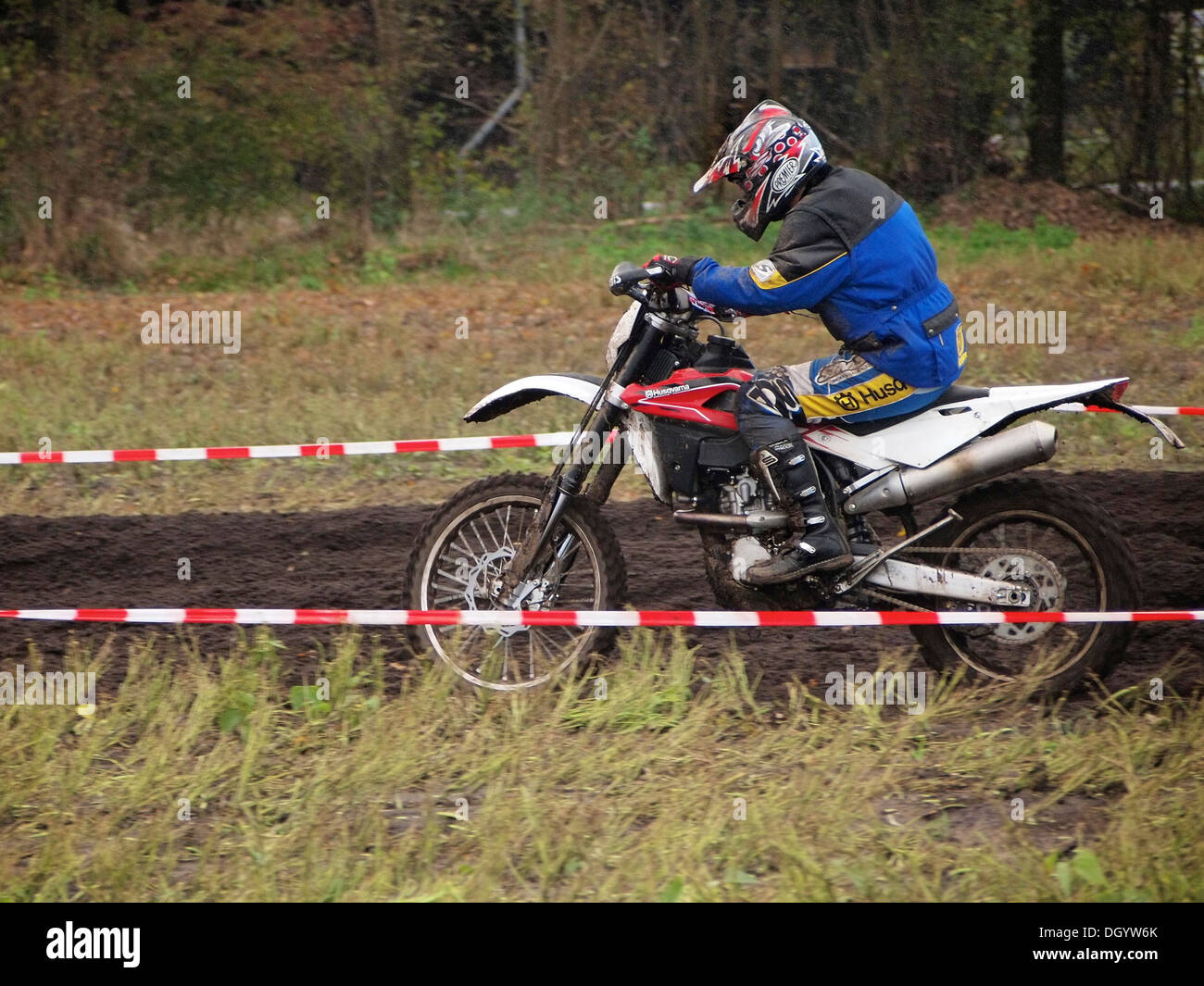 Offroad-Motorradfahrer Reiten Husqvarna Motorrad zu überqueren. Ruurlo, Gelderland, Niederlande Stockfoto