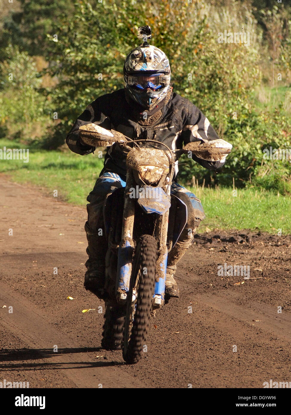 Offroad-Motorradfahrer mit Helm montierten Kamera Vorderansicht Ruurlo, Gelderland, Niederlande Stockfoto