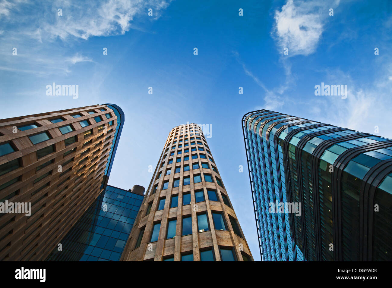 Bürogebäude am blauen Himmelshintergrund Stockfoto