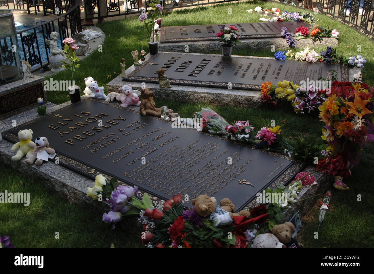 Tennessee. Memphis. Graceland Mansion an Elvis Presley (1935-1977). Meditation-Graden. Grab des "King" und seiner Familie. USA. Stockfoto