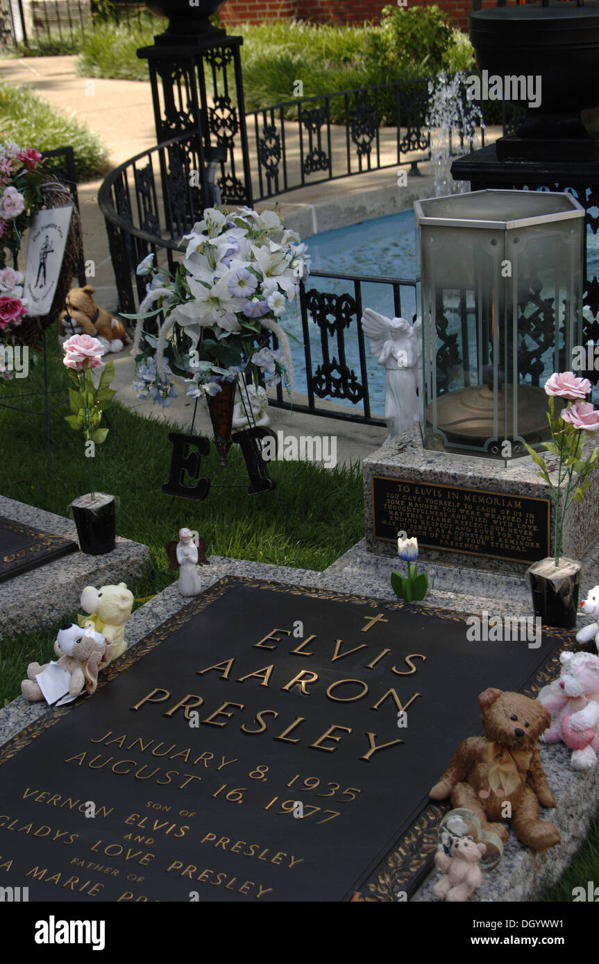 Tennessee. Memphis. Graceland Mansion an Elvis Presley (1935-1977). Meditation-Graden. Grab des "Königs". USA. Stockfoto