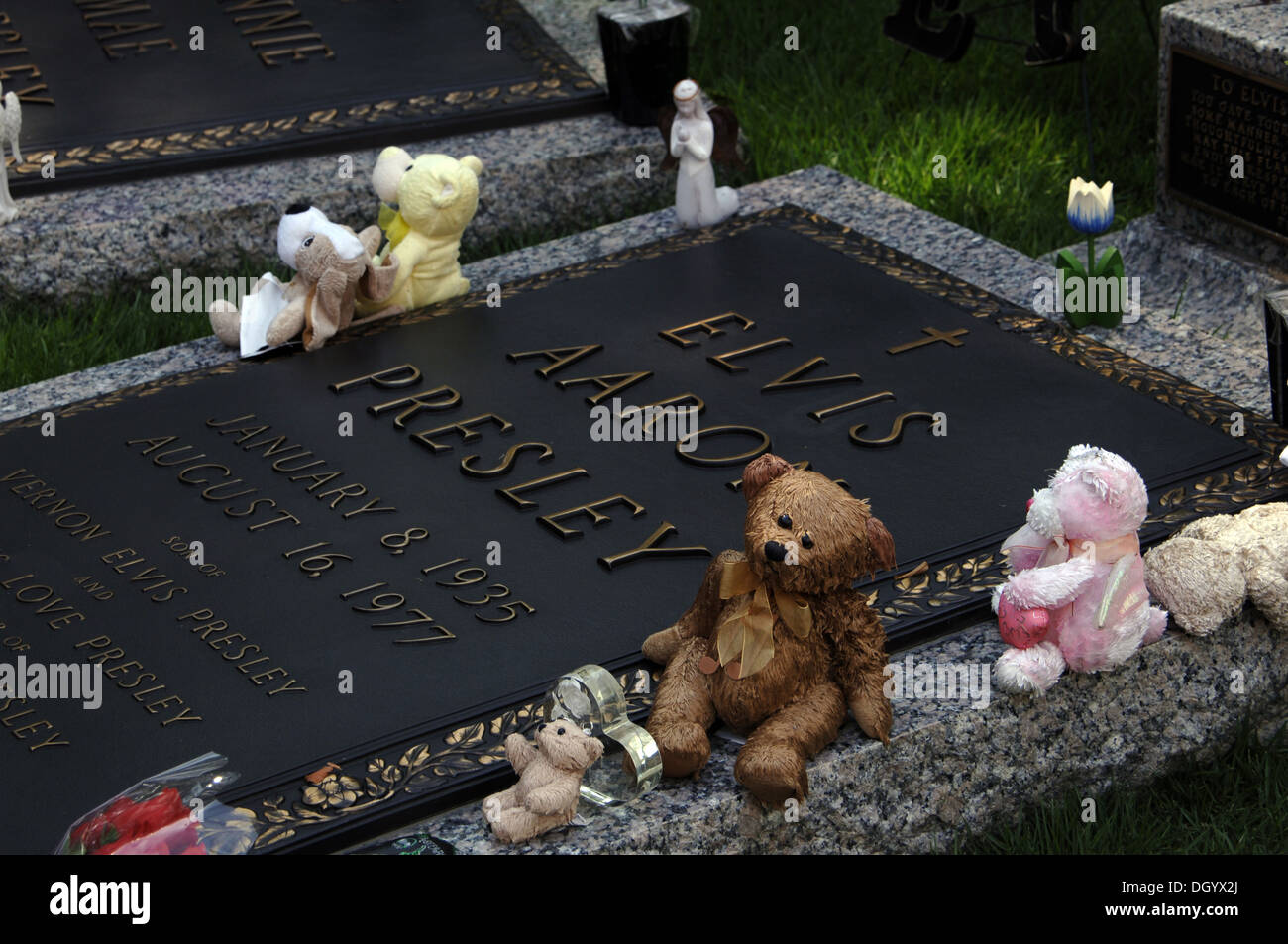 Tennessee. Memphis. Graceland Mansion an Elvis Presley (1935-1977). Meditation-Graden. Grab des "Königs". USA. Stockfoto