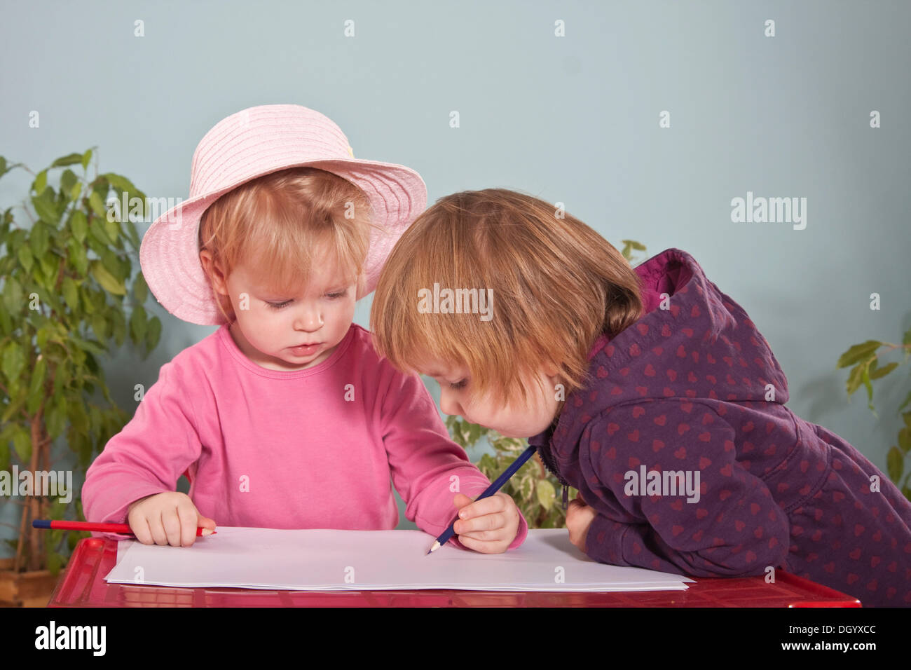 Mädchen, zwei bis drei Jahre Malerei Stockfoto