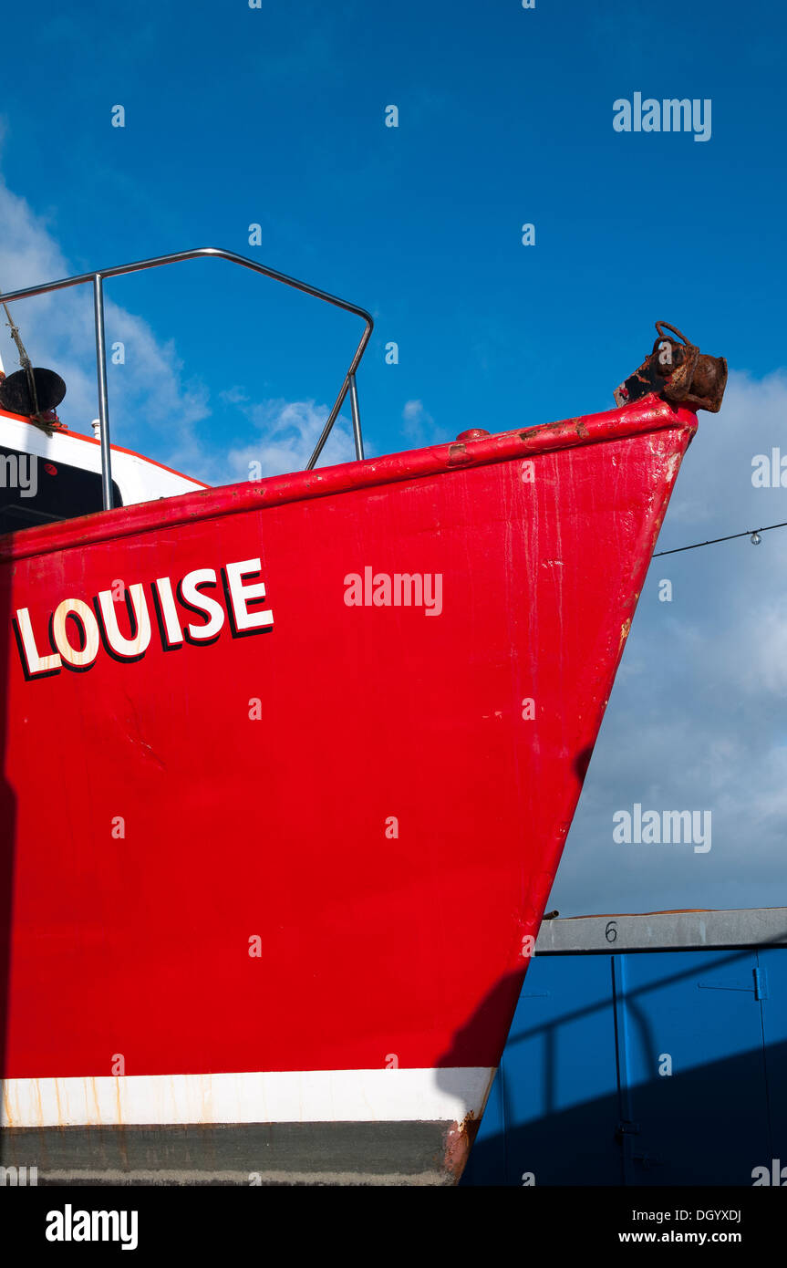 beugen, Schiffs-, rot, Rumpf, Ebene, Wasser, Schiff, weiß, Kurve, Dockside, Tiefe, gespiegelte, angedockt, reflektierte, Freibord, Spiegel, mark Stockfoto