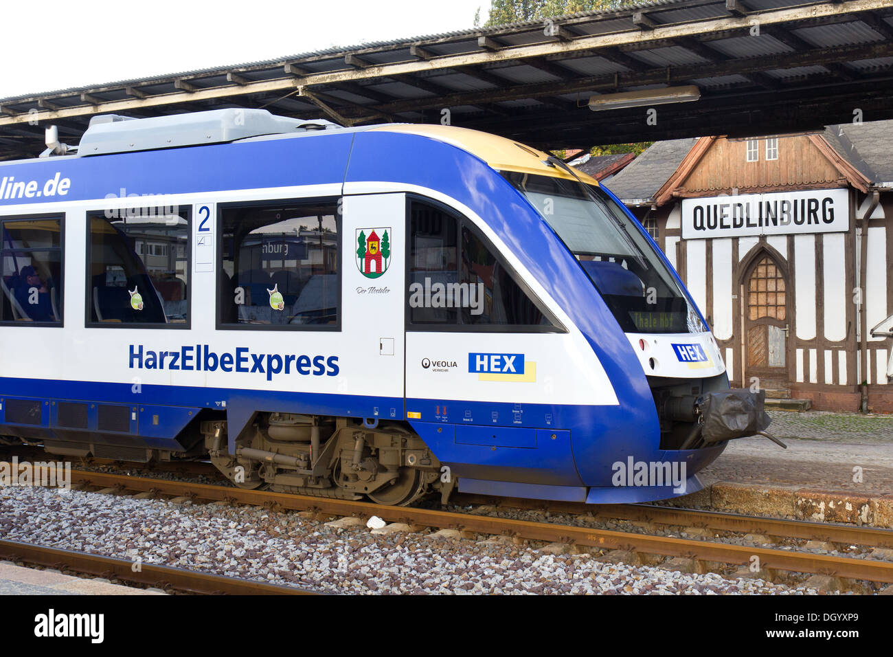 Diesel-Pkw-Zug am Bahnhof Quedlinburg, Harz, Deutschland Stockfoto