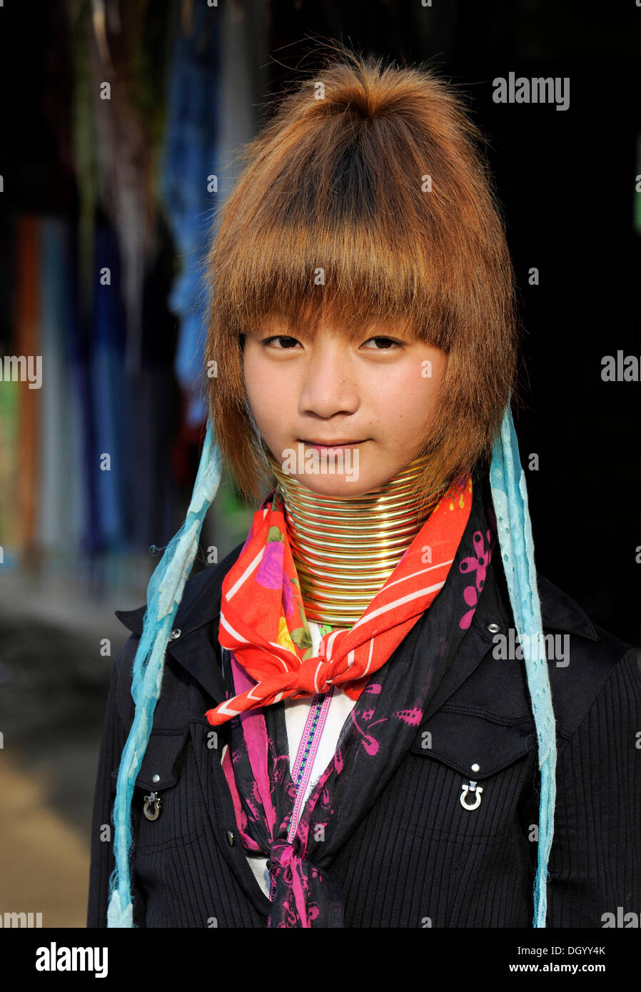 Karen Young Trägerin Messing Halsringe, Chiang Rai, Thailand, Asien Stockfoto
