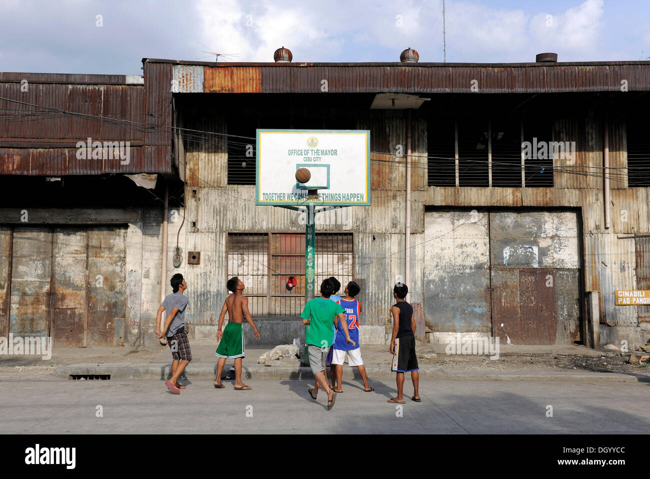 Jungen spielen Basketball auf einer Straße in Cebu, Philippinen, Südostasien, Asien Stockfoto