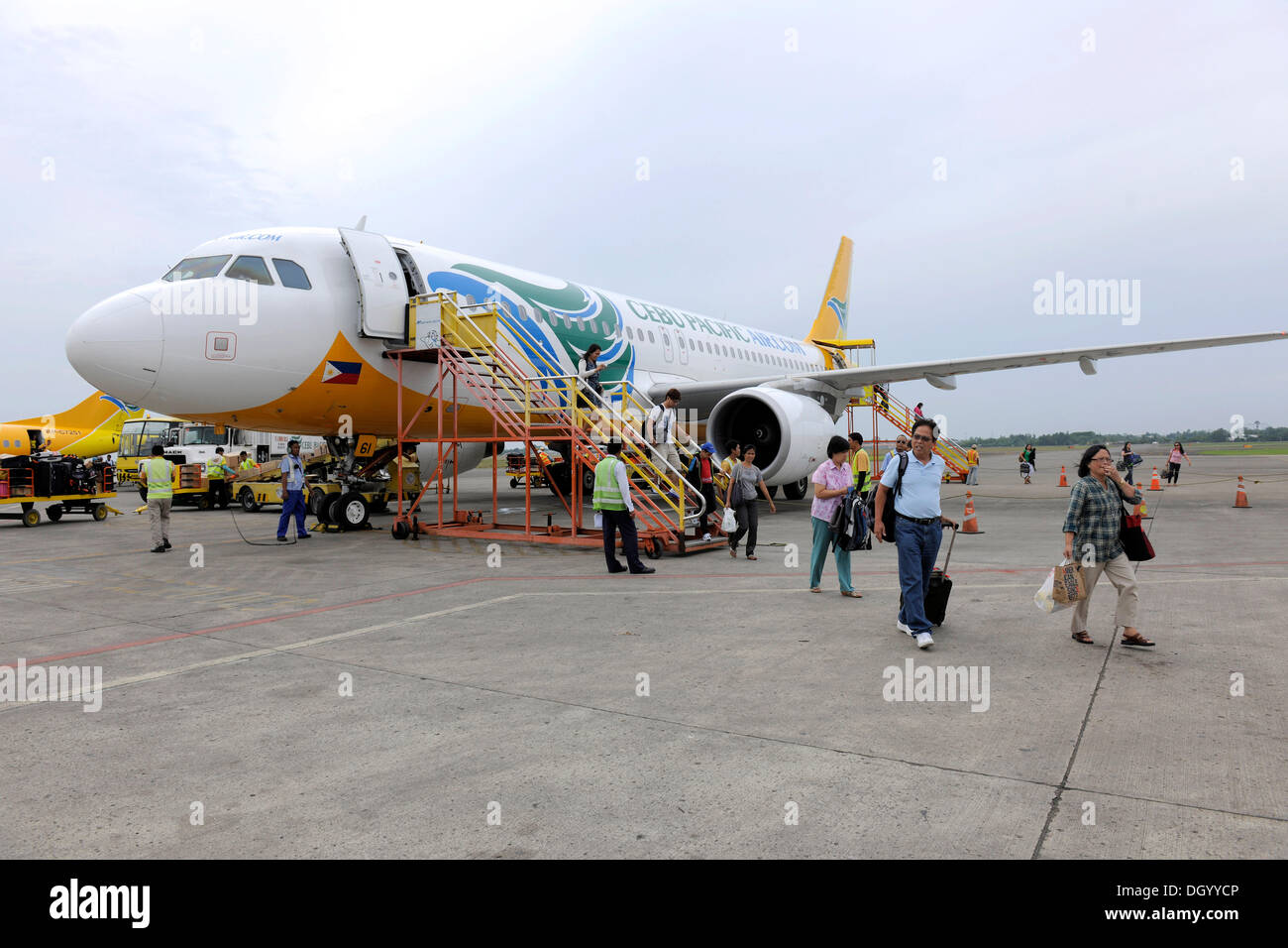 Touristen immer aus einem Flugzeug aus Cebu Pacific Airlines, Cebu, Philippinen, Südostasien, Asien Stockfoto