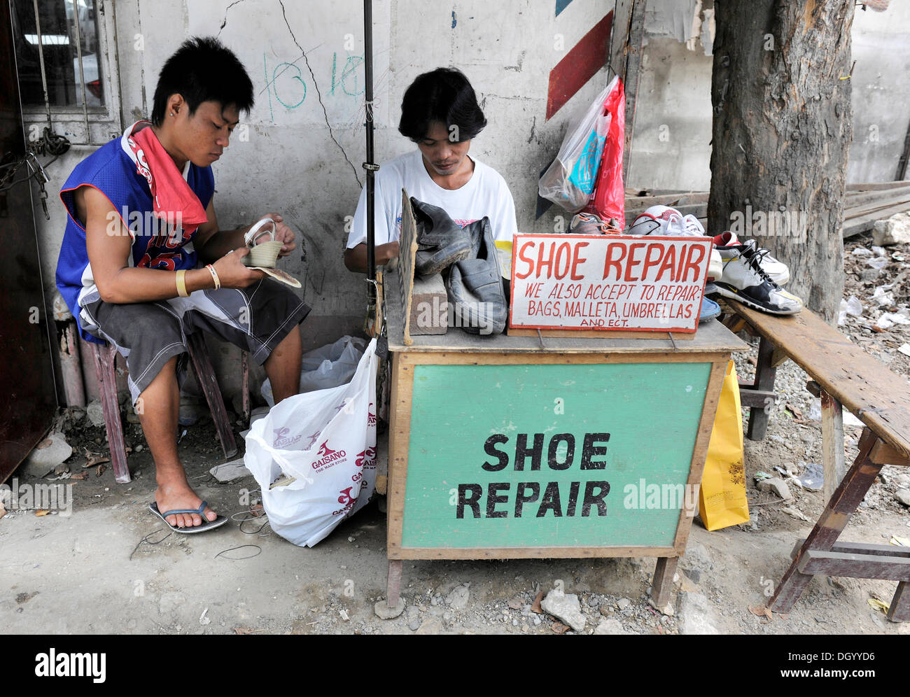 Jungen, die Reparatur von Schuhen, Cebu, Philippinen, Südostasien, Asien Stockfoto