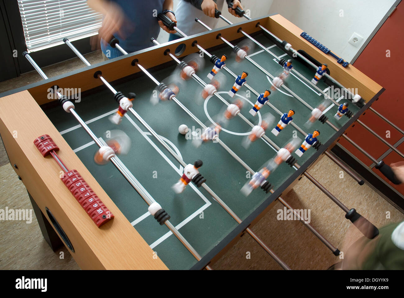 Kinder spielen Tischfußball Stockfoto