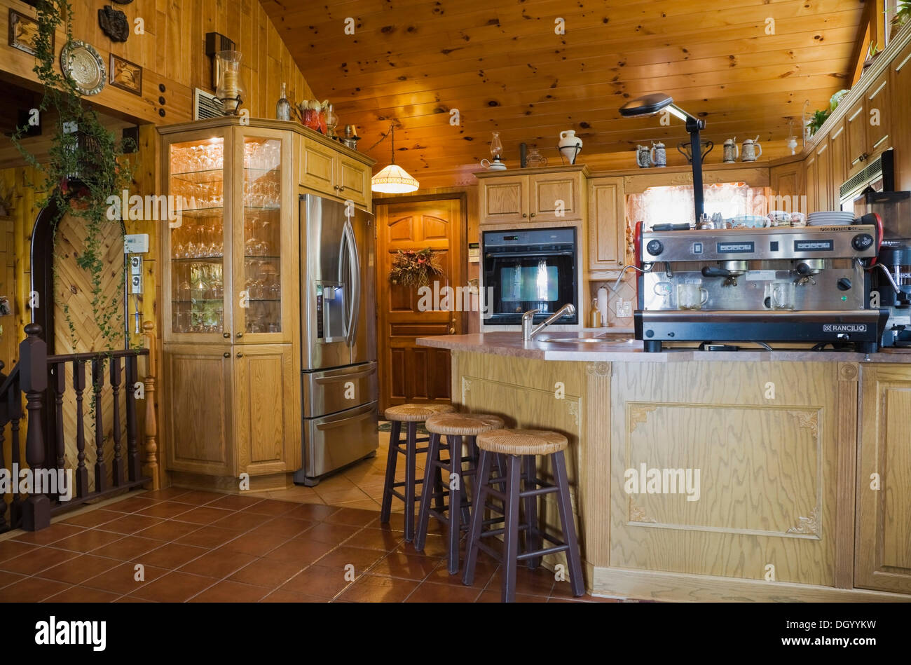 Küche im Inneren ein Fachwerk-Wohnhaus, Quebec, Kanada Stockfoto