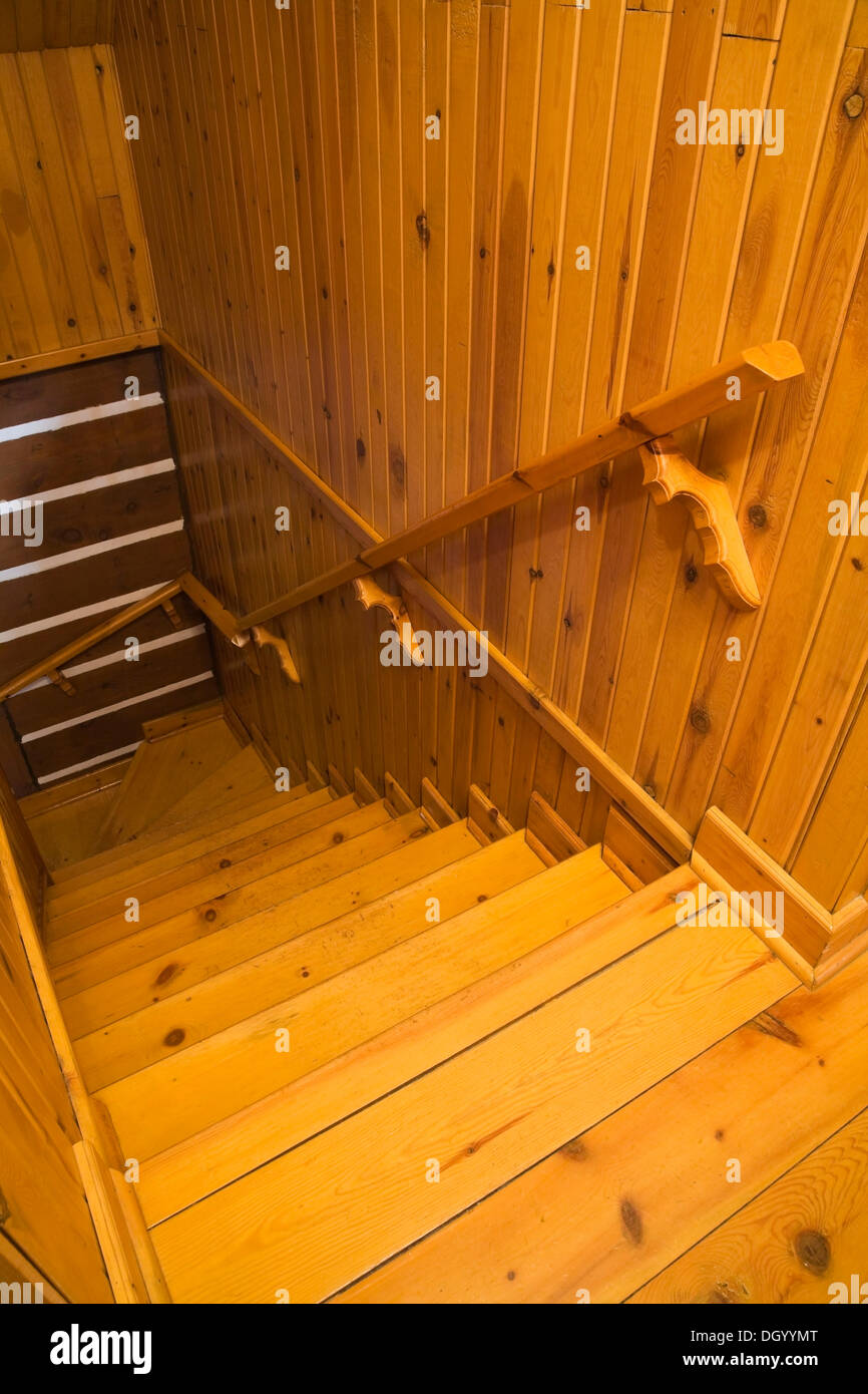 Pinewood Treppe, die in den im Erdgeschoss Stock in einem Canadiana Cottage Stil Wohn Blockhaus, Quebec, Kanada - dies Stockfoto