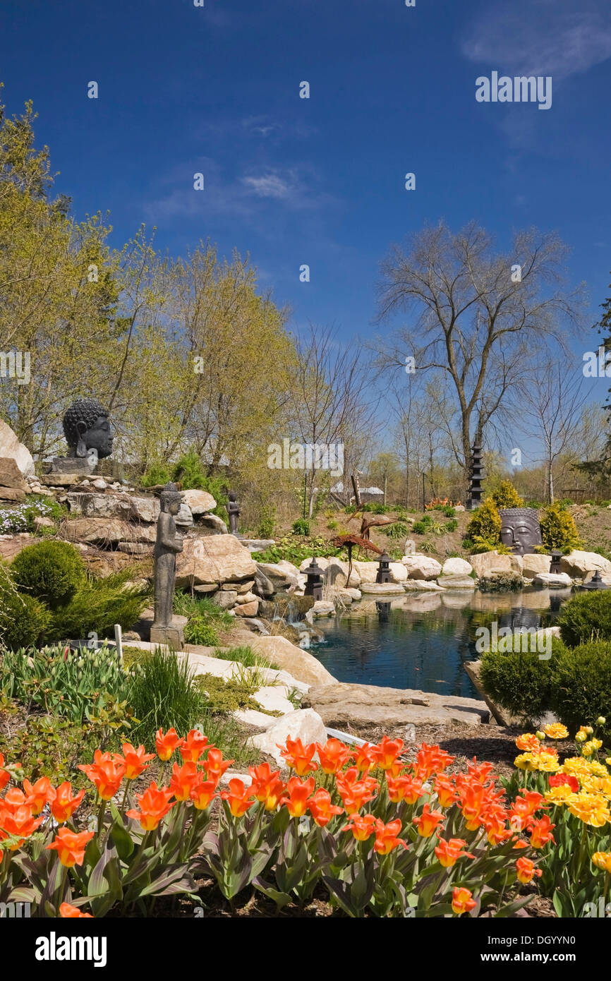 Der Teich im Zen-Garten im Frühling im Garten 'Route des Gerbes d'Angelica' in Mirabel, Laurentians, Quebec Stockfoto