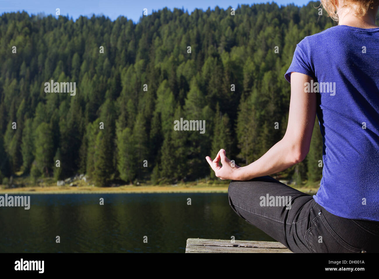 Yoga und Meditation in der Nähe von Bergsee Stockfoto