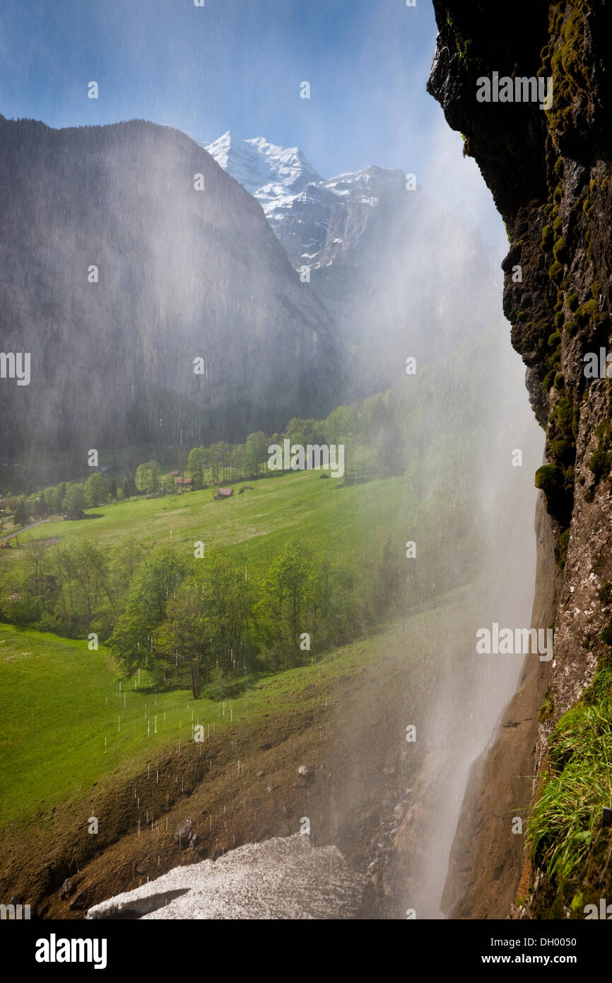 Staubbachfall bei Lauterbrunnen mit Blick auf die Berner Alpen, Berner Oberland, Schweiz, Europa Stockfoto