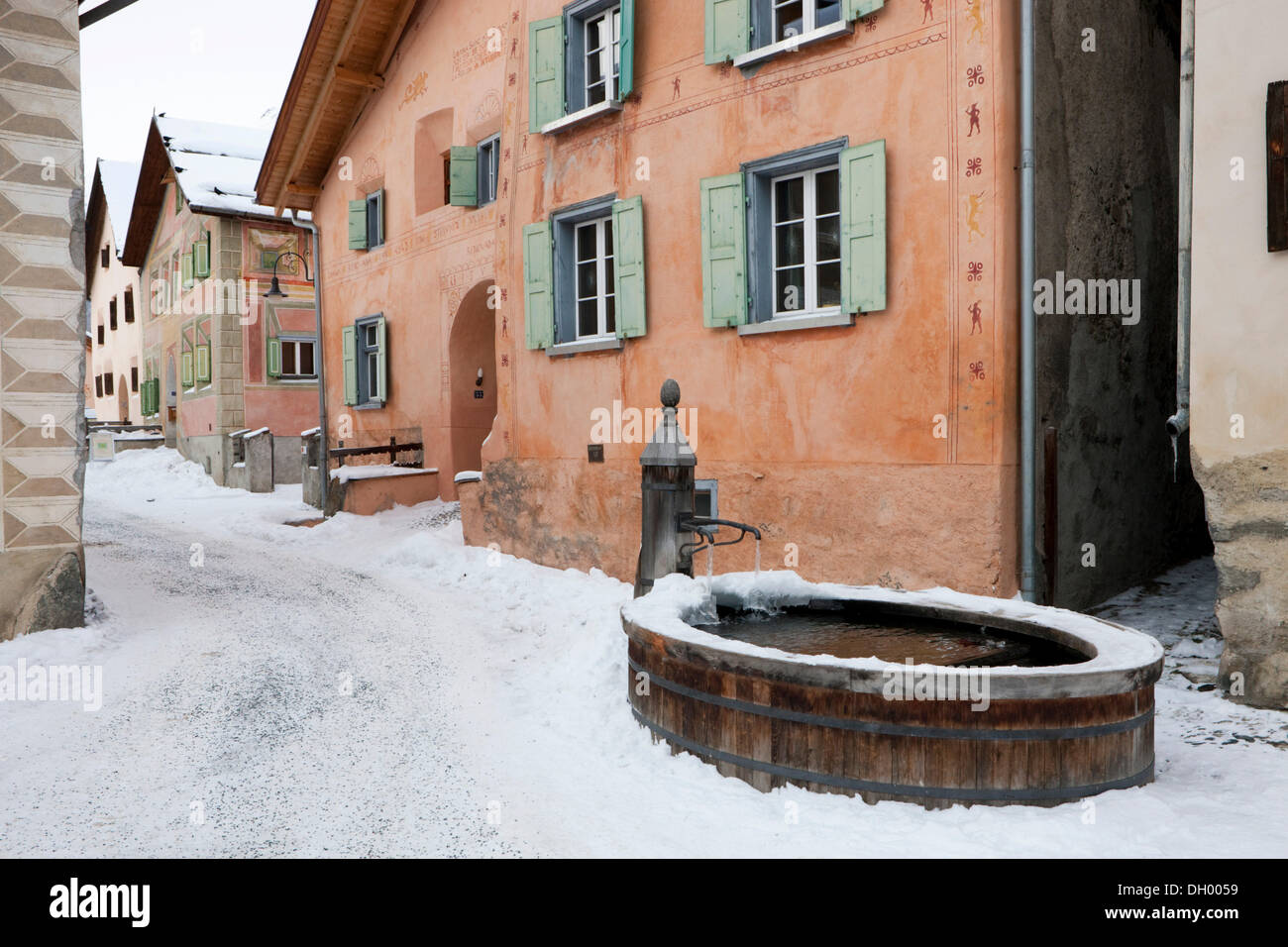 Schneebedeckte Straße, Guarda, Engadin, Kanton Graubünden, Schweiz, Europa Stockfoto