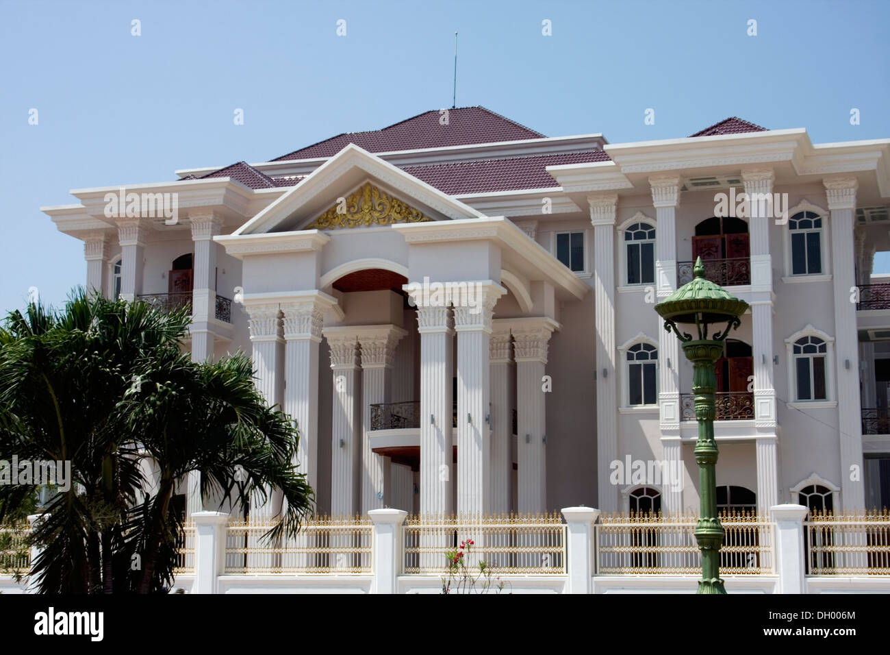 Ein neues Herrenhaus, kambodschanische Premierminister Hun Sen Bruder angehören, ist das größte Haus in Kampong Cham, Kambodscha. Stockfoto