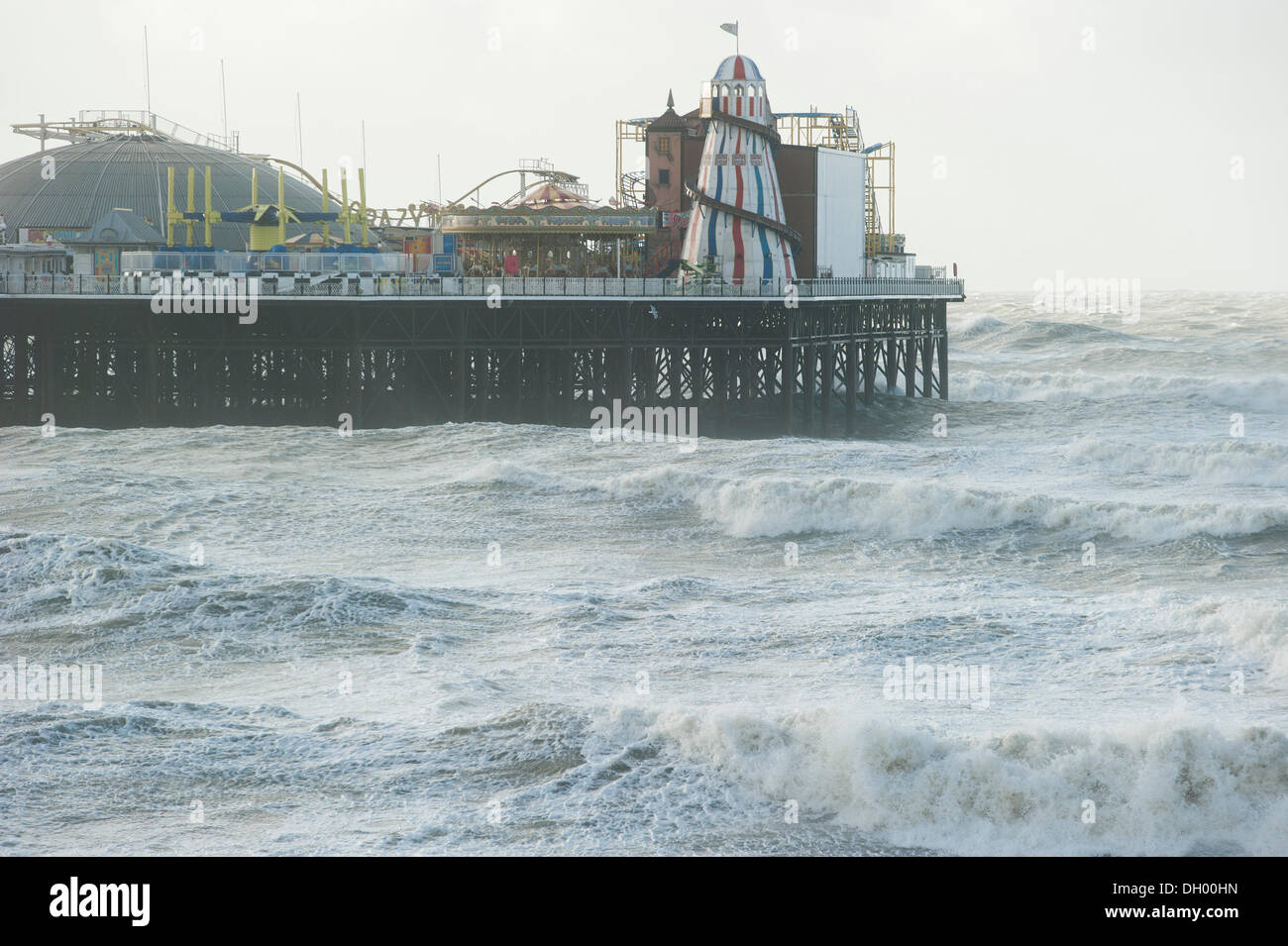 Brighton, UK. 28. Oktober 2013. UK-Wetter: St. Jude Storm Hits UK Südküste. Riesige Wellen, die auf Brighton Seafront Gale Force Winde und gefährlichen Wellen entwickeln an der Küste. Der Sturm, genannt St. Jude, brachte das windigste Wetter Großbritannien seit 1987 getroffen. Menschen haben an der Küste früh am Montagmorgen zu bezeugen das stürmische Wetter, fotografieren und beobachten die Wellen, die in gesammelt. Bildnachweis: Francesca Moore/Alamy Live-Nachrichten Stockfoto