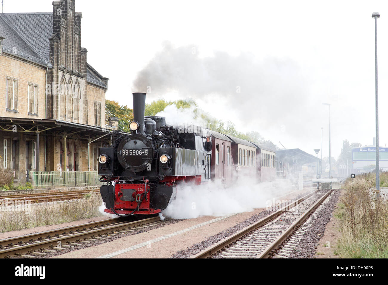Dampflok zieht einen Personenzug auf die Harz-Mountain Railway in Quedlinburg, Deutschland Stockfoto