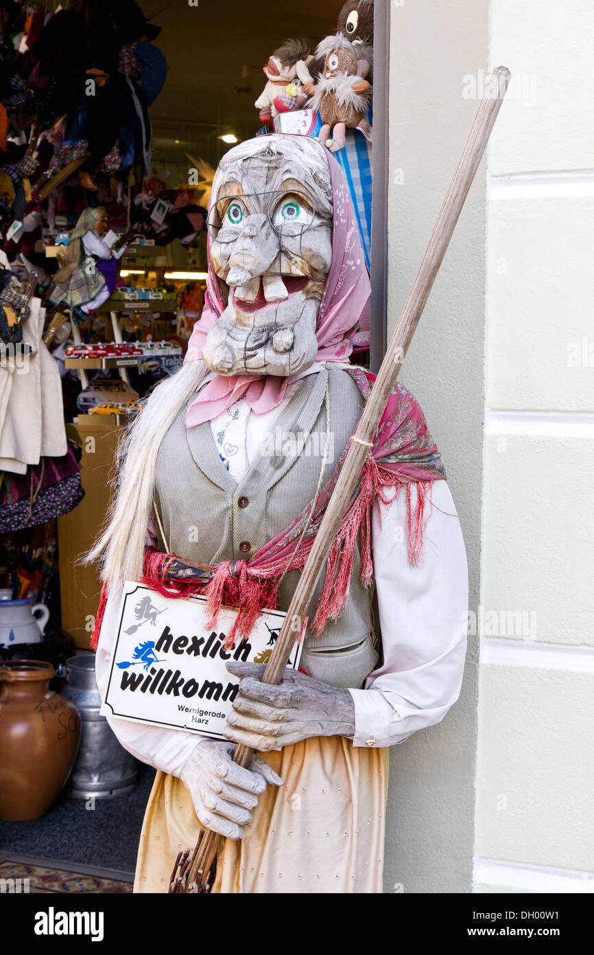 Eine Hexe vor einem Geschäft in Wernigerode im Harz, Deutschland Stockfoto