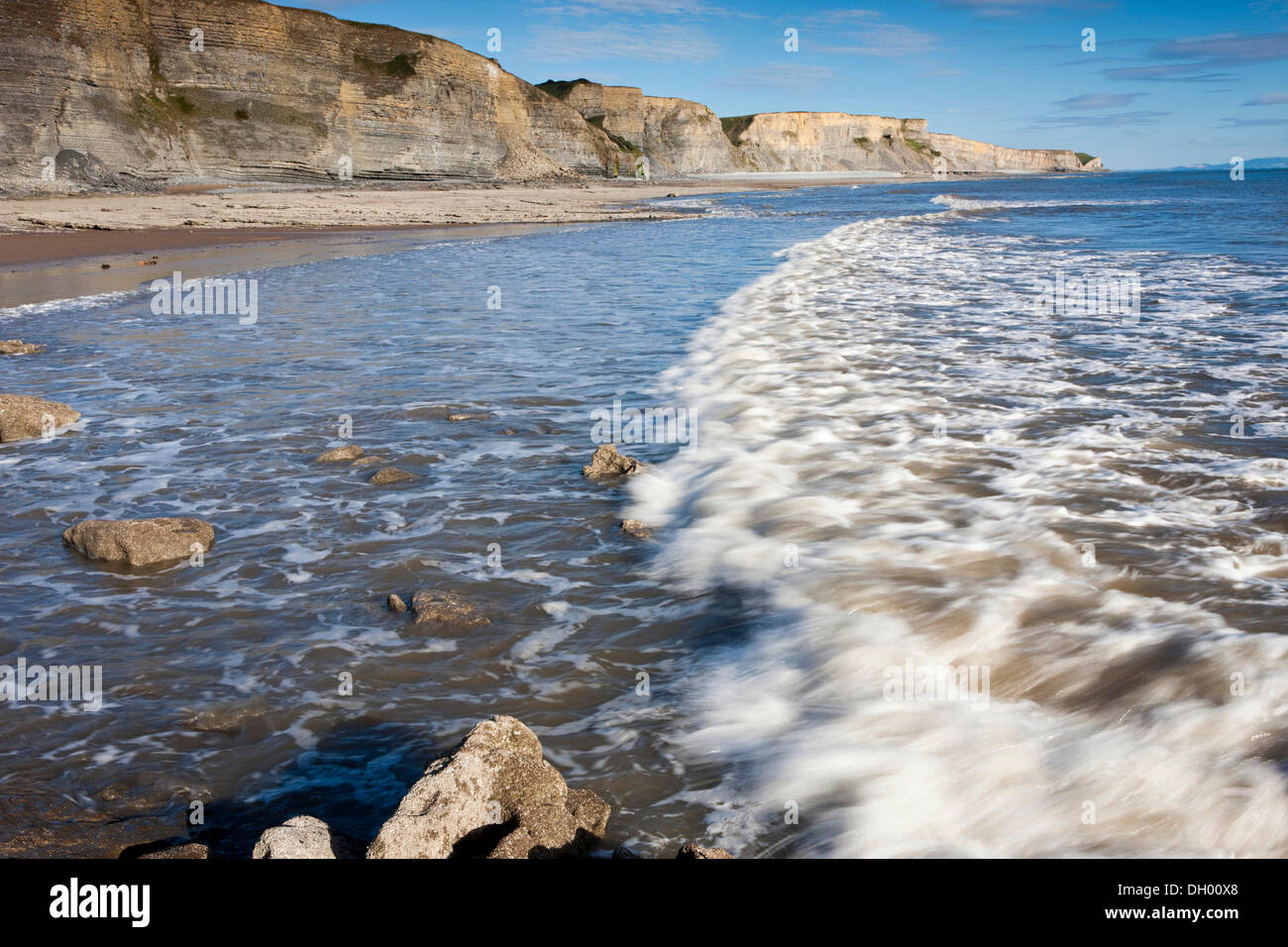 Surfen Sie mit Klippen, Dunraven Bay, Glamorgan Heritage Coast, Wales, Vereinigtes Königreich Stockfoto