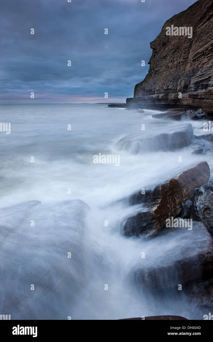 Surfen Sie an der felsigen Küste mit Klippen, Dunraven Bay, Glamorgan Heritage Coast, Wales, Vereinigtes Königreich Stockfoto