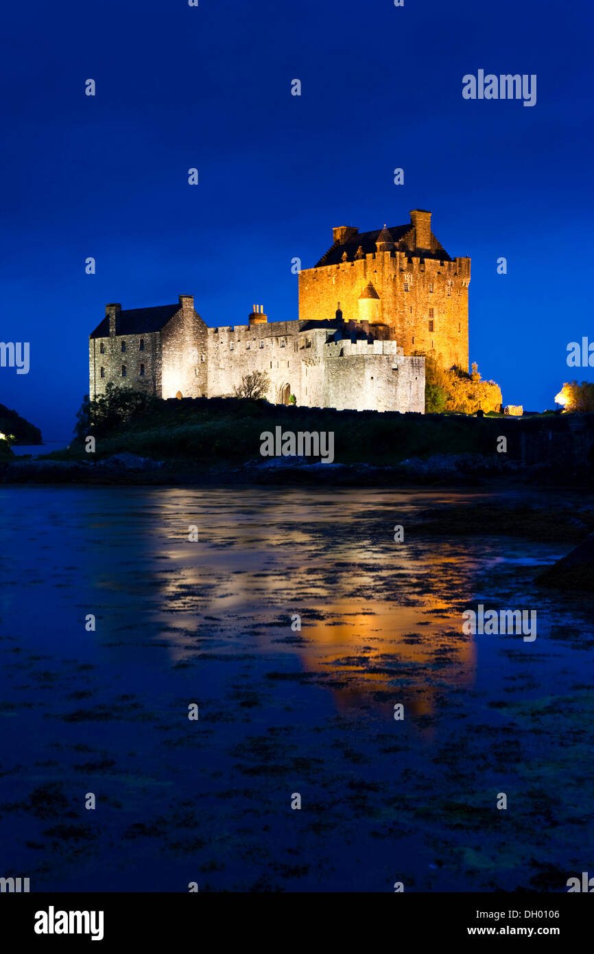 Eilean Donan Castle beleuchtet in der Abenddämmerung, Loch Alsh, Schottland, Vereinigtes Königreich Stockfoto