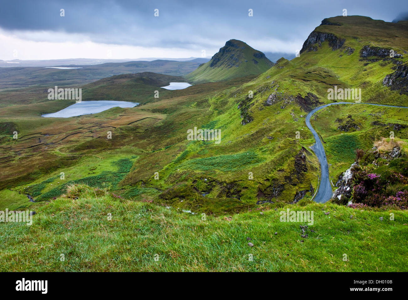 Straße durch die Berge bei Quiraing, Isle Of Skye, Schottland, Vereinigtes Königreich Stockfoto
