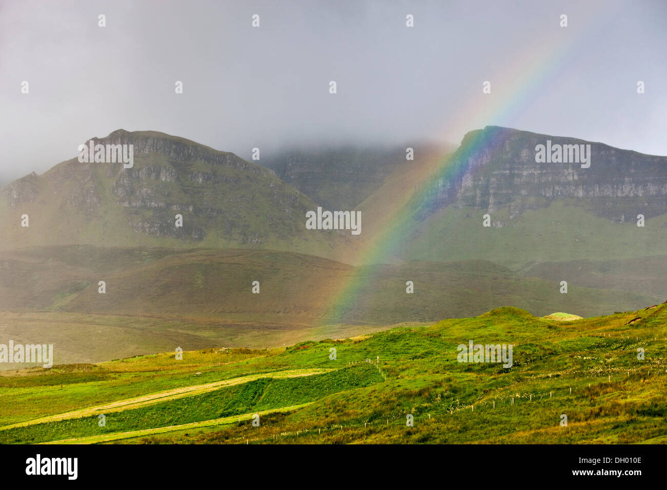 Regenbogen vor den Bergen am Quiraing, Quiraing, Isle Of Skye, Schottland, Vereinigtes Königreich Stockfoto