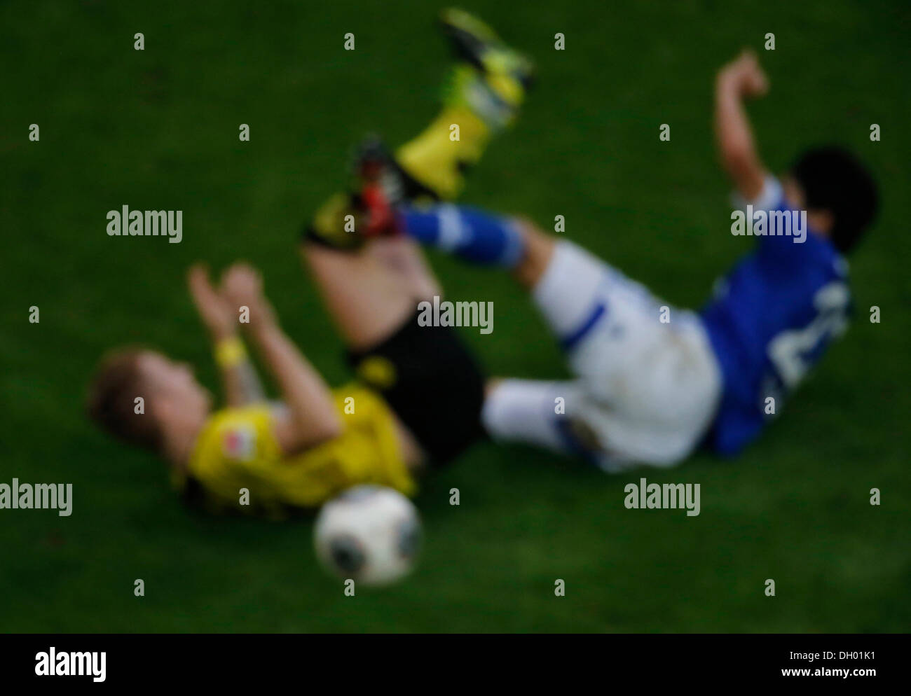 Fussball, Gelsenkirchen, Deutschland, 1. Bundesliga, 10. Spieltag, FC Schalke 04 - Borussia Dortmund 3-1 in der Veltins-Arena Auf Schalke bin 26. 10. 2013 Marco REUS (BVB) Li-Und Atsuto UCHIDA (S04) re-stŸrzen Beim Kampf um Höhle Ball © Norbert Schmidt/Alamy Live News Stockfoto