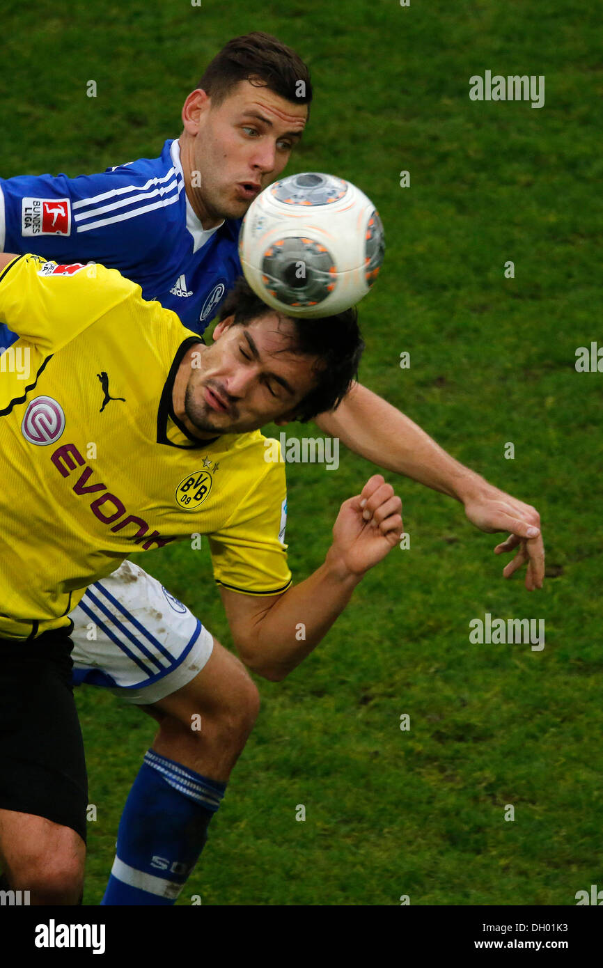 Fussball, Gelsenkirchen, Deutschland, 1. Bundesliga, 10. Spieltag, FC Schalke 04 - Borussia Dortmund 3-1 in der Veltins-Arena Auf Schalke bin 26. 10. 2013 Adam SZALAI (S04) Li-Und Mats HUMMELS (BVB) re-Beim Kampf um den Ball © Norbert Schmidt/Alamy Live News Stockfoto