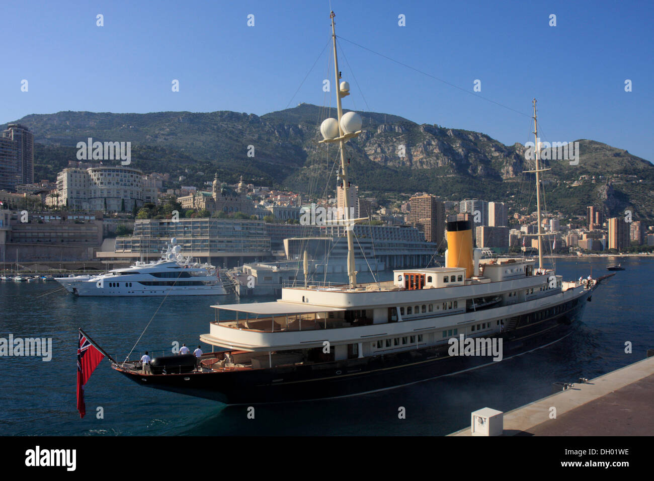 Motor yacht Nero verlassen den Hafen von La Condamine, Monte-Carlo mit dem Casino am Rücken, Fürstentum Monaco, Cote d ' Azur Stockfoto