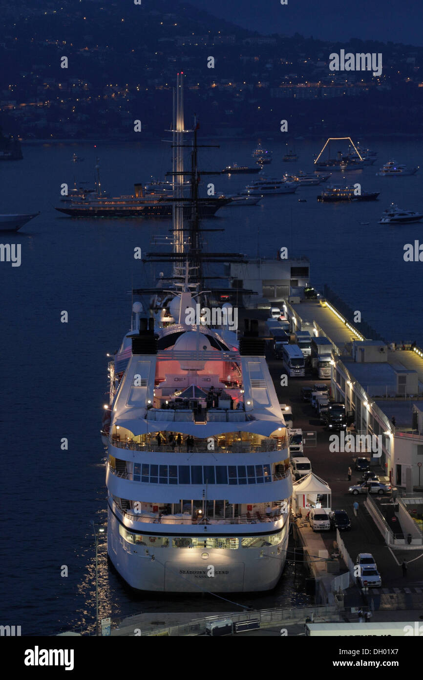 Seabourn Legend Kreuzfahrtschiff nachts im Hafen von Monaco, Fürstentum Monaco, Cote d ' Azur, Europa Stockfoto