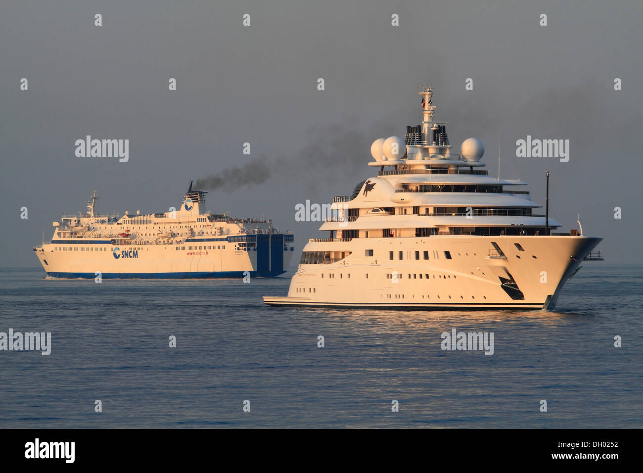 Topas Motoryacht auf seiner Jungfernfahrt Ankunft im Hafen von Nizza, gebaut von Lürssen Yachts, Länge: 147 Meter, gebaut im Jahr 2012 Stockfoto