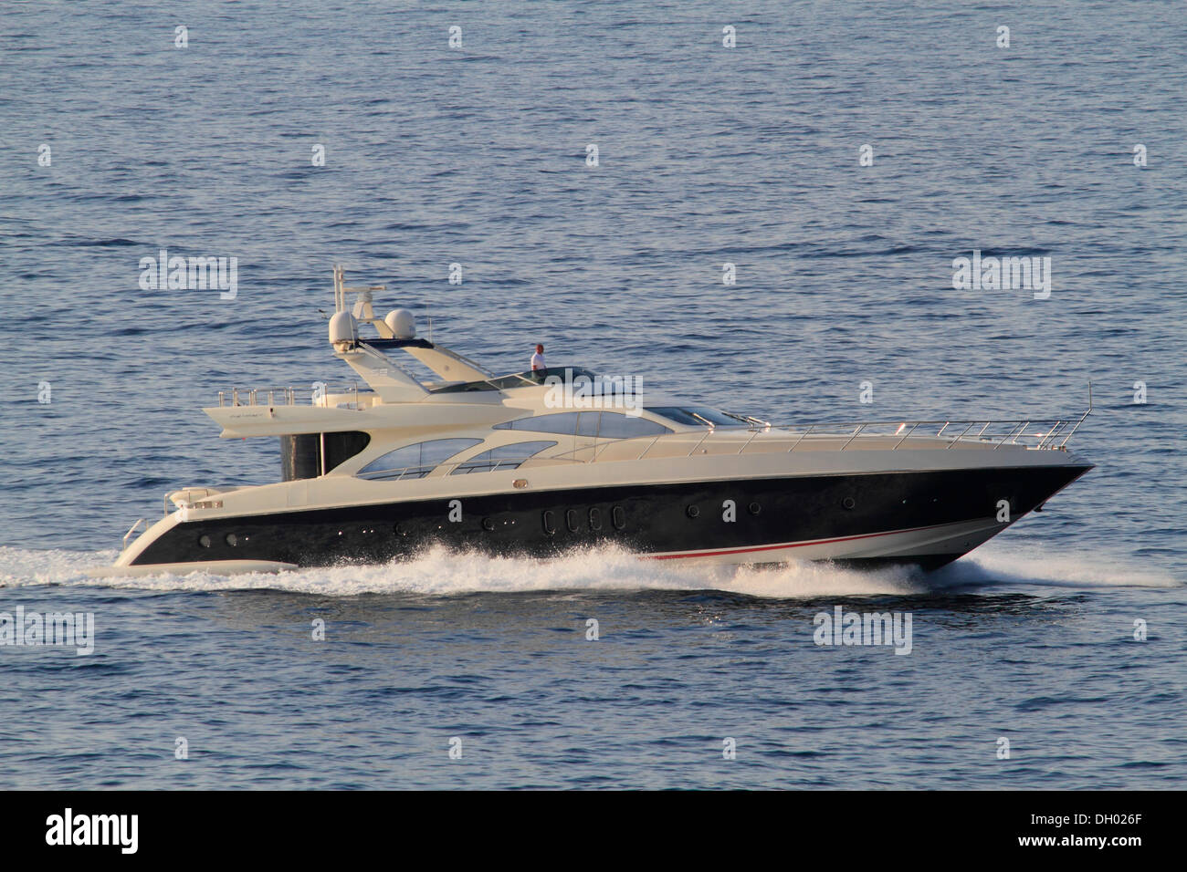 Leonardo II, ein Kreuzer, gebaut von Azimut, Bootstyp: Leonardo 98, Länge: 30,15 m, Baujahr 2004, Côte d ' Azur, Frankreich Stockfoto