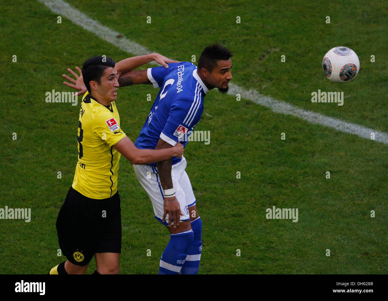 Fussball, Gelsenkirchen, Deutschland, 1. Bundesliga, 10. Spieltag, FC Schalke 04 - Borussia Dortmund 3-1 in der Veltins-Arena Auf Schalke bin 26. 10. 2013 Nuri SAHIN (BVB) Li-Im Kampf um den Ball Mit Kevin-Prince BOATENG (S04) re - © Norbert Schmidt/Alamy Live News Stockfoto