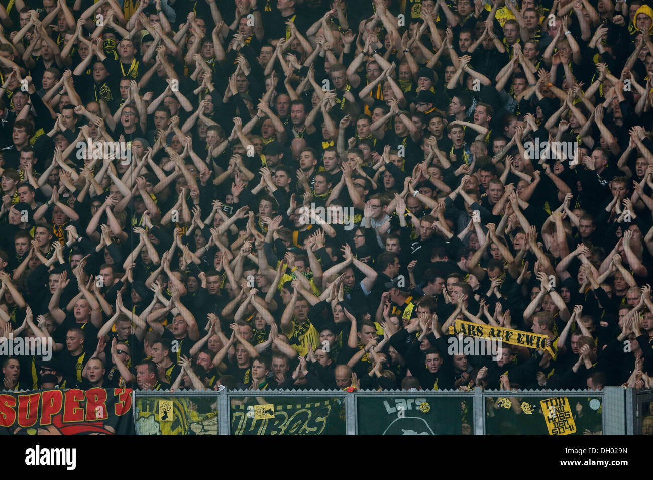 Fussball, Gelsenkirchen, Deutschland, 1. Bundesliga, 10. Spieltag, FC Schalke 04 - Borussia Dortmund 3-1 in der Veltins-Arena Auf Schalke bin 26. 10. 2013 Dortmunder Fans Im Fanblock © Norbert Schmidt/Alamy Live News Stockfoto