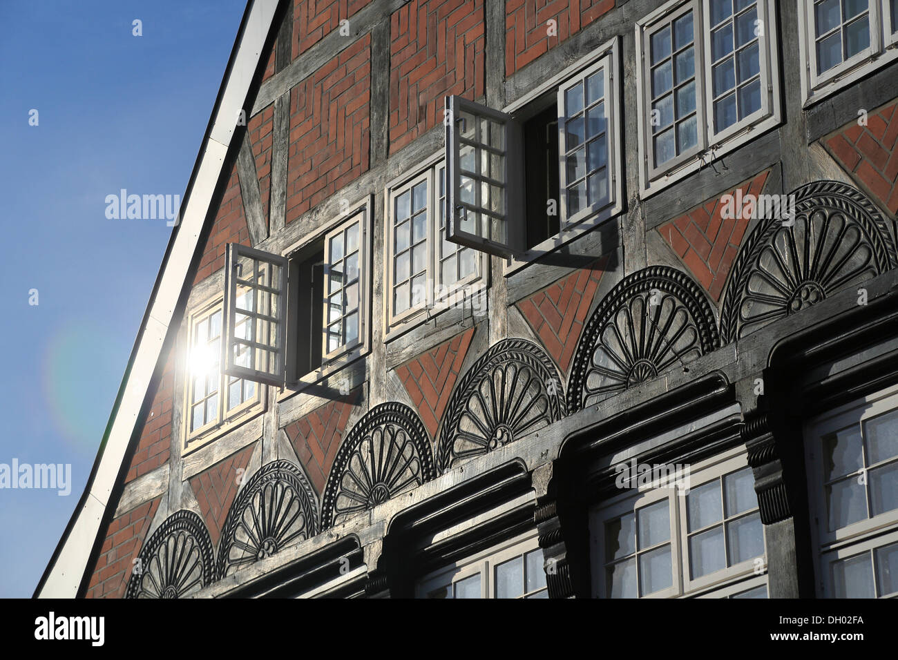 Reflektiertes Sonnenlicht auf das Fenster eines Fachwerkhauses, Plön, Holsteinische Schweiz, Schleswig-Holstein Stockfoto