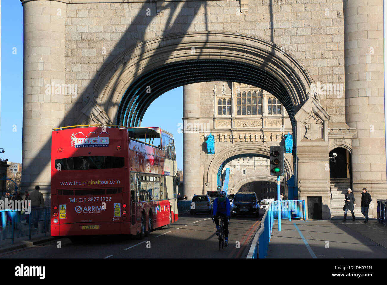 Tower Bridge Road mit einem Doppeldecker-Bus, City of London, London, London Region, England, Vereinigtes Königreich Stockfoto