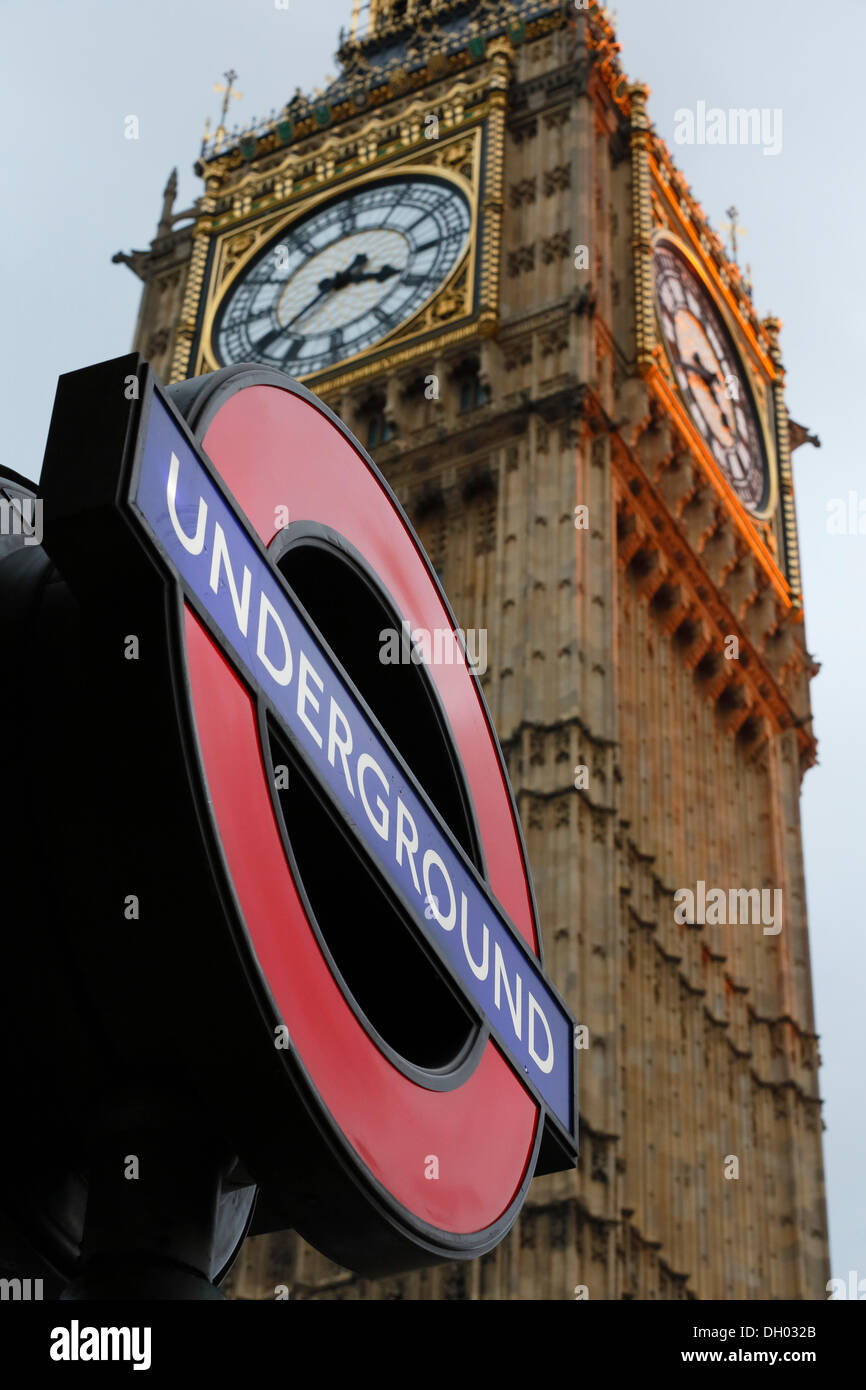 Zeichen der U-Bahn-Station Westminster vor Elizabeth Tower oder Big Ben, City of Westminster, London, London region Stockfoto
