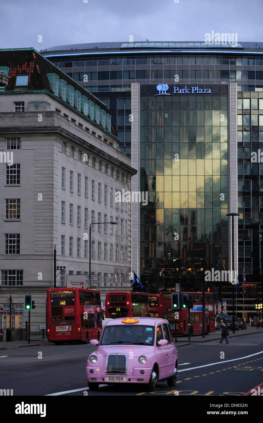 Park Plaza Hotel wie gesehen von der Westminster Bridge, Lambeth, London, London Region, England, Vereinigtes Königreich Stockfoto