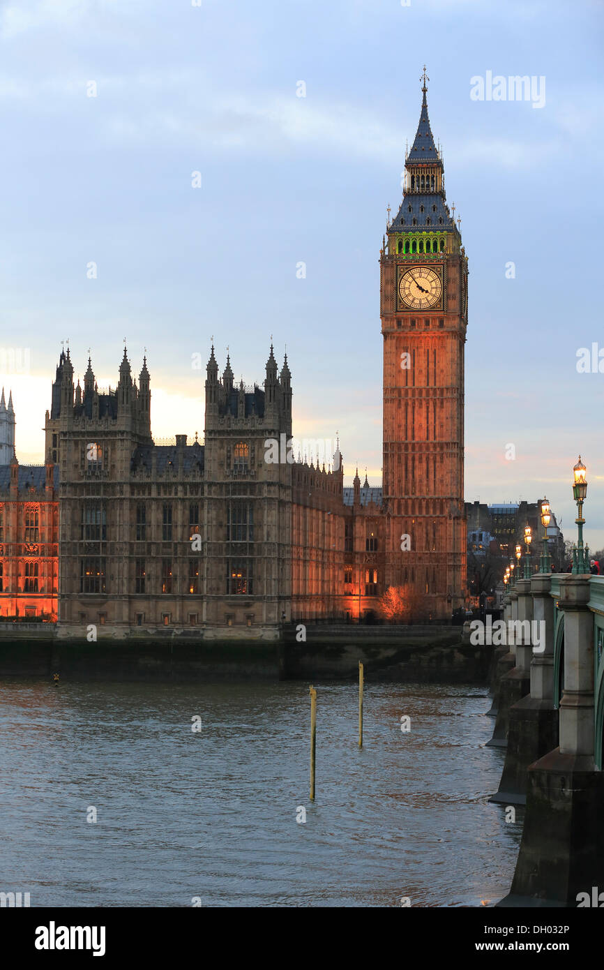Westminster Hall, Elizabeth Tower oder Big Ben, Houses of Parlament, Themse, Westminster Bridge am Abend Stockfoto