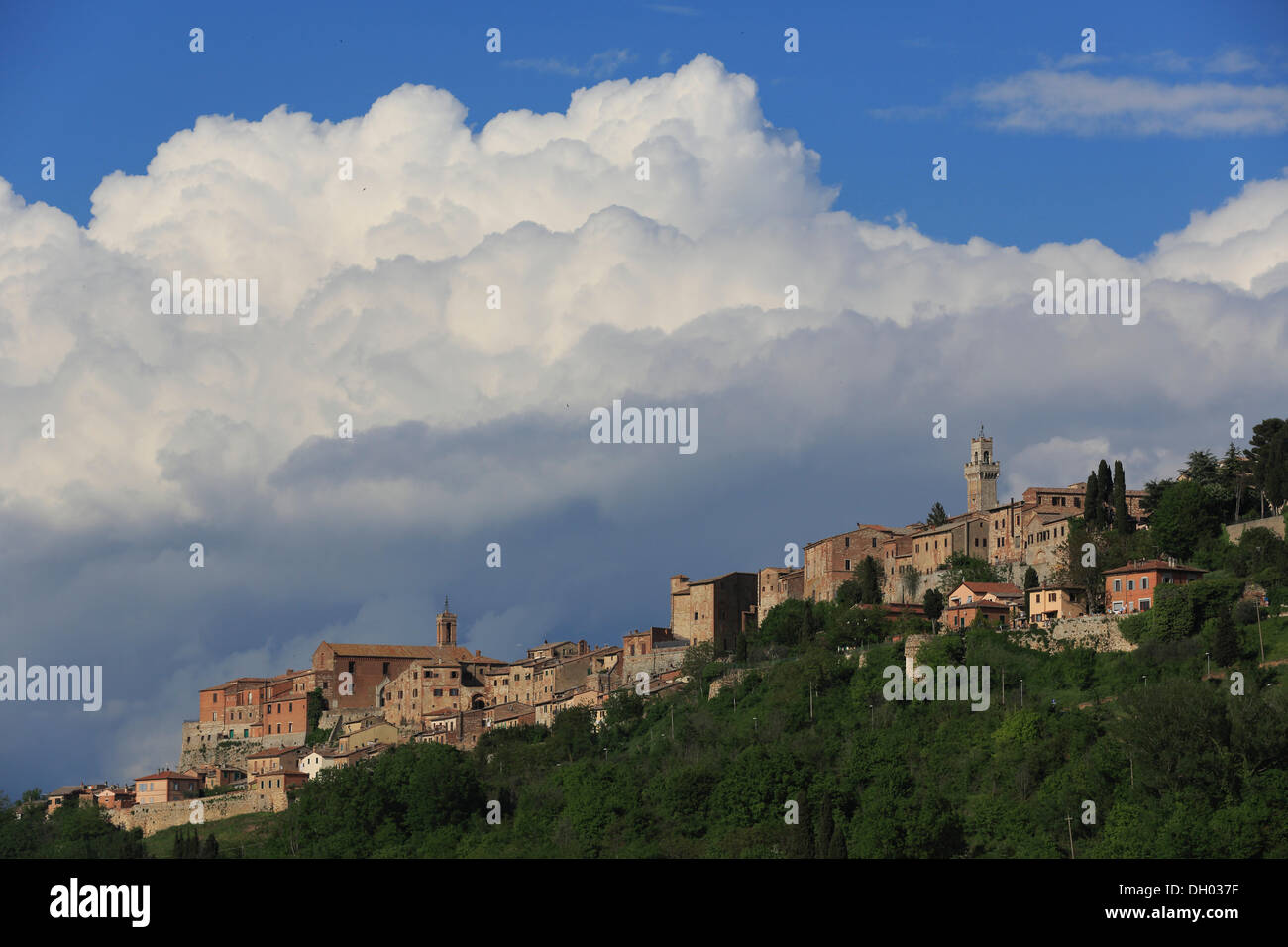 Stadtbild von Montepulciano mit Wolkenformationen, Montepulciano, Toskana, Italien Stockfoto