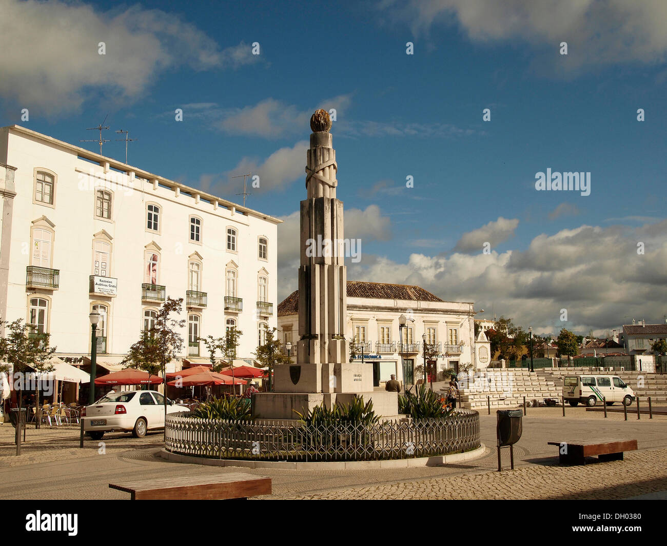 Krieg-Denkmal "Monument De La Place De La République" in Tavira, Algarve, Portugal, Europa Stockfoto