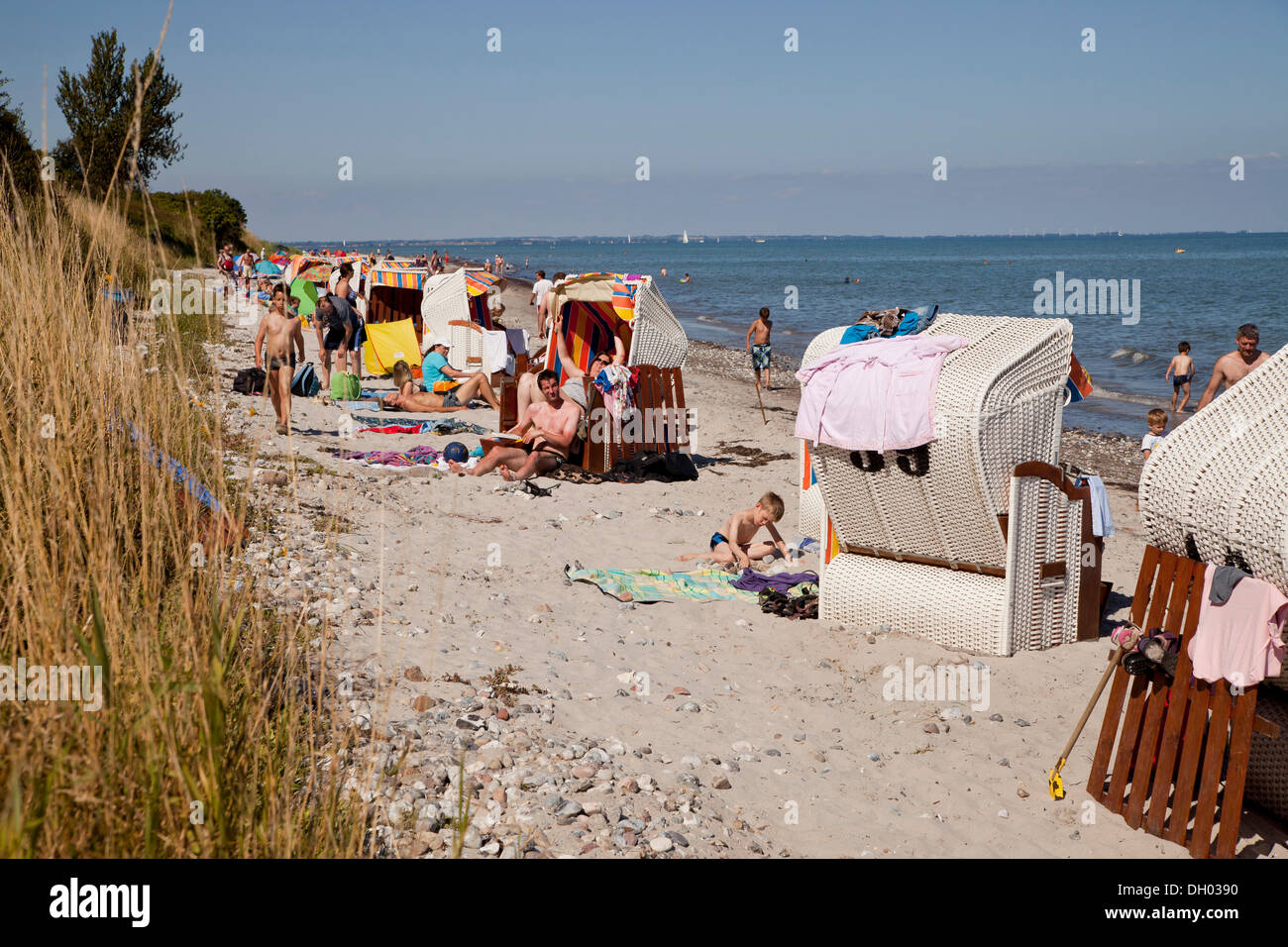 Ostseestrand und überdachten Strand Korbsessel in Pottloch, Gemeinde Kronsgaard, Schleswig-Holstein Stockfoto