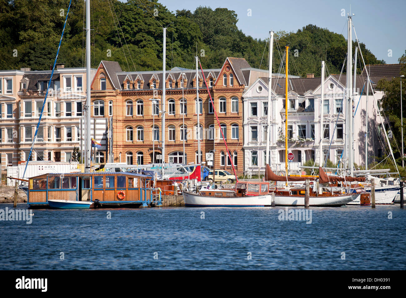 Segelboote auf der Hafenpromenade, Flensburg, Schleswig-Holstein Stockfoto