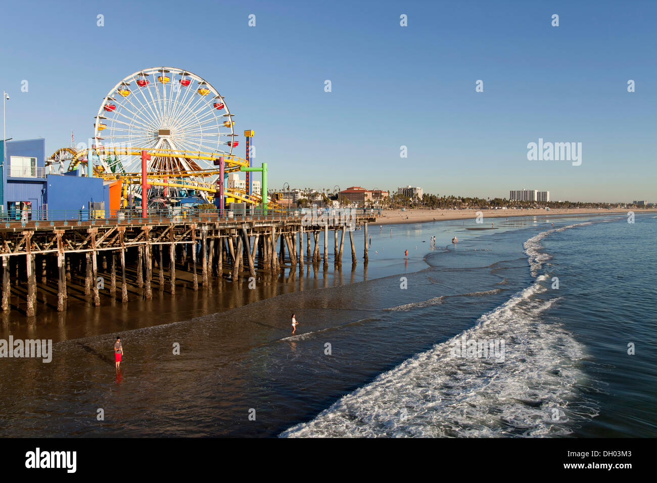 Riesenrad im Pacific Park am Santa Monica Pier und dem Strand in Santa Monica, Santa Monica, Los Angeles County Stockfoto