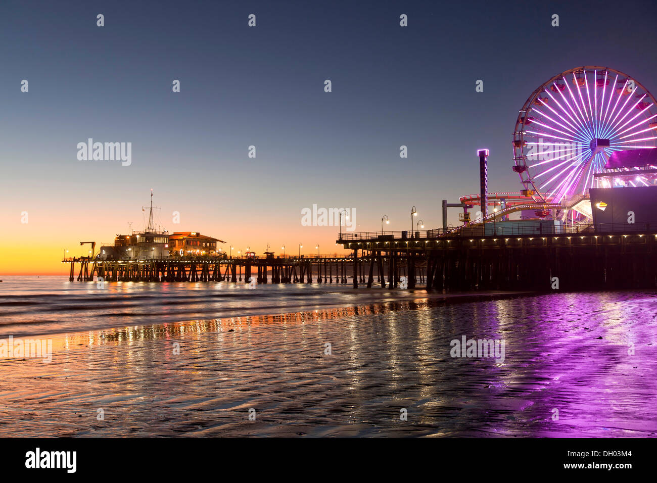 Riesenrad im Pacific Park am Santa Monica Pier und dem Strand in Santa Monica bei Dämmerung, Santa Monica, Los Angeles County Stockfoto