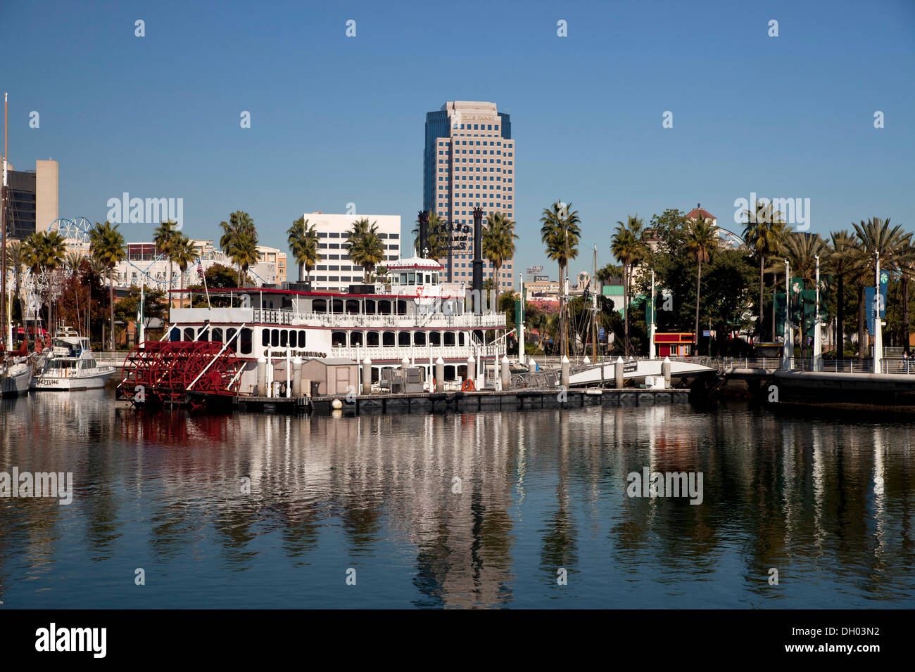 Raddampfer "Grand Romance" in den Hafen mit dem Shoreline Aquatic Park, Long Beach, Los Angeles County, Kalifornien Stockfoto